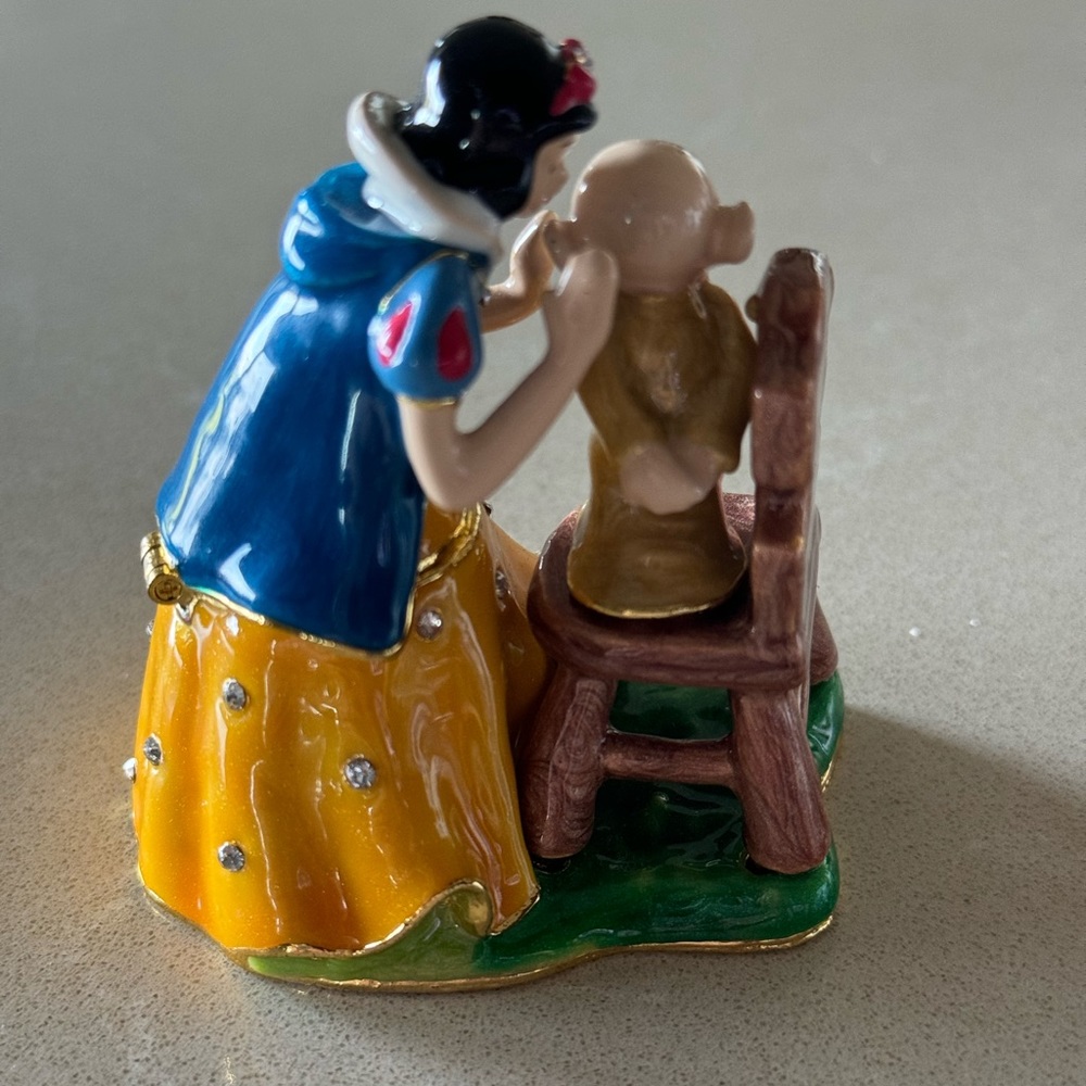 RARE Disney Collectible Snow White Kissing Dopey (standing on stool). Pristine - Picture 7 of 10